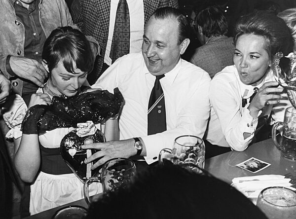 Ilona Grübel, Hans-Dietrich Genscher und Liselotte Pulver auf dem Oktoberfest, 1971