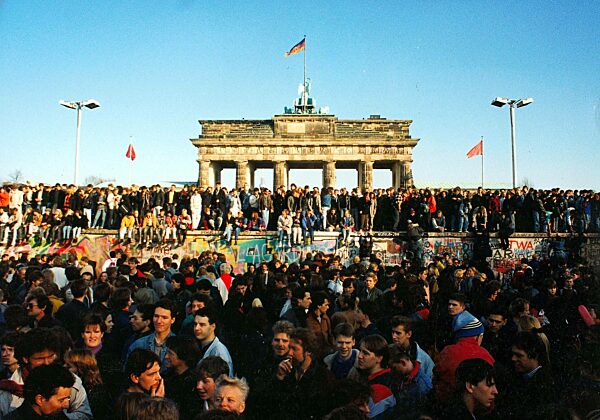 Bewohner aus beiden Teilen Berlins am 10. November 1989 an der Mauer am Brandenburger Tor
