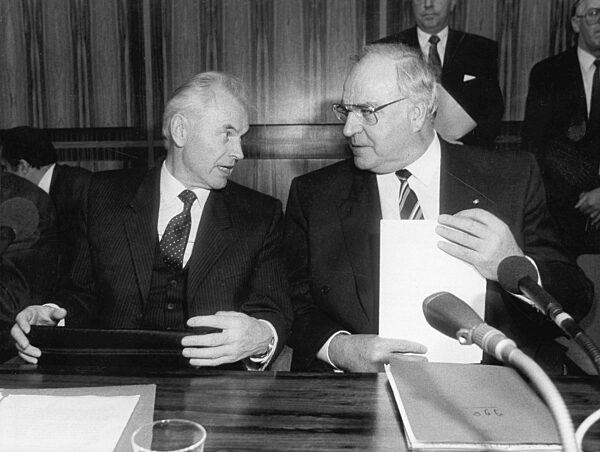Hans Modrow and Helmut Kohl in Bonn, 1990