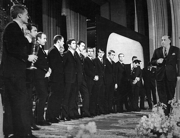 Mannschaft des FC Bayern München bei Fernsehauftritt, 1967