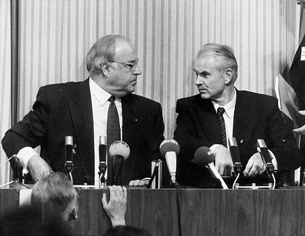 Helmut Kohl and Hans Modrow, 1989