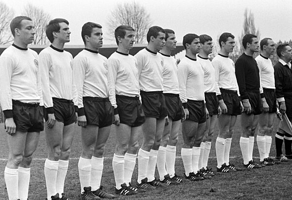 deutsche Mannschaft in der Qualifikationsrunde zur Fussball-Europameisterschaft 1968 beim Spiel gegen Albanien in Dortmund