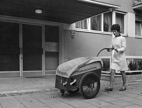 Zeitungsausträgerin in München