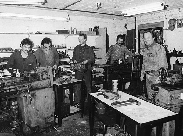 Private locksmith's shop in East Berlin, 1990