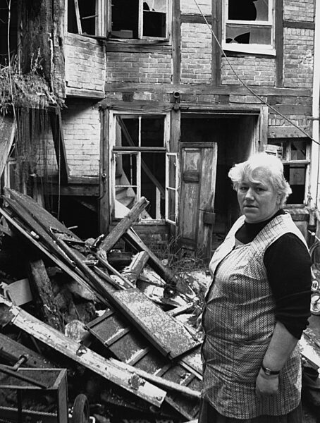 Anna Goede in front of her dilapidated house in Dingelstädt, 1991