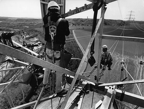 Construction of a high voltage power line near Helmstedt, 1989