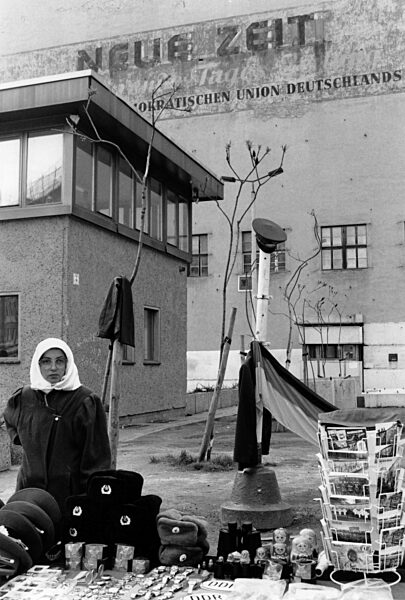 Souvenirhandel am Checkpoint Charlie 1990