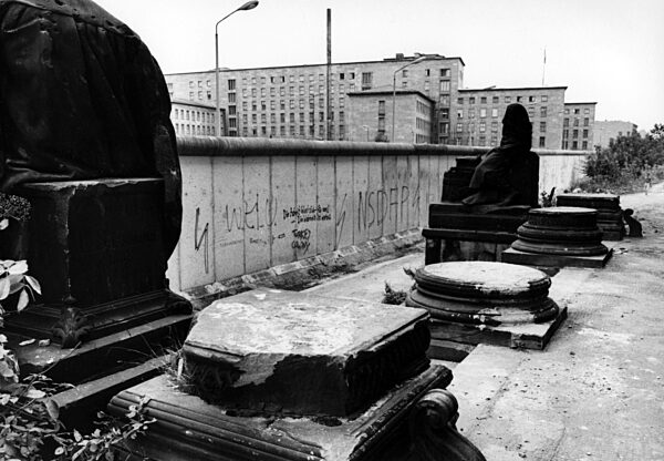 Berliner Mauer mit "NSDAP"-Schriftzug 1989