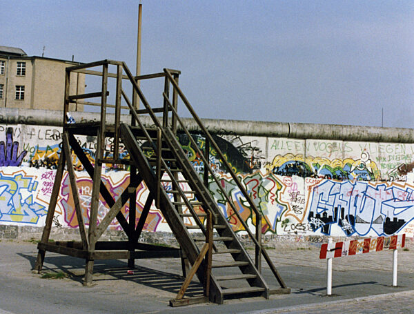 Holzgerüst für Touristen an der Mauer, 1989
