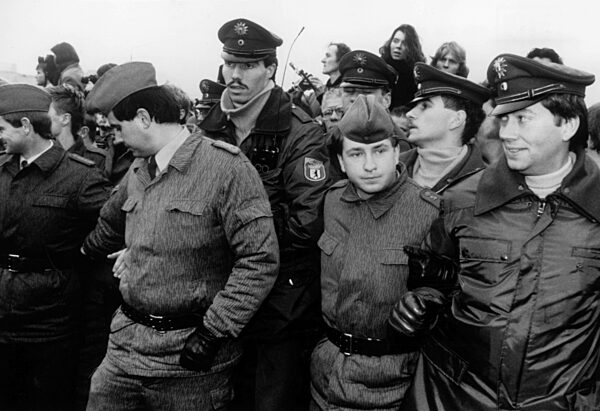 Grenztruppe und Westberliner Polizei bei der Mauer-Öffnung, 1989