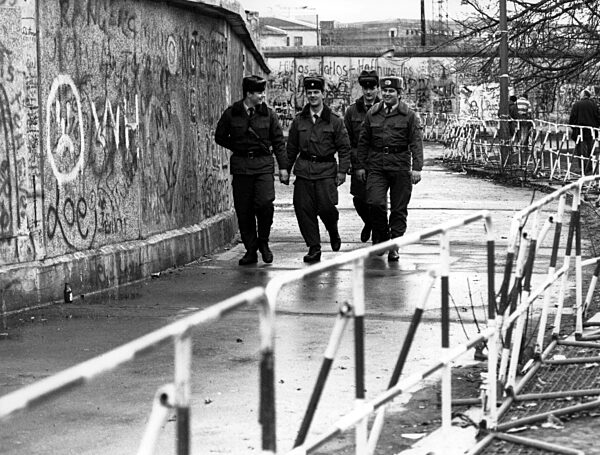 DDR-Grenzsoldaten auf der Westseite der Berliner Mauer, Dez. 1989