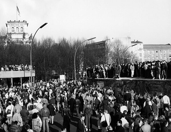 Mauer-Öffnung am Brandenburger Tor, 1989