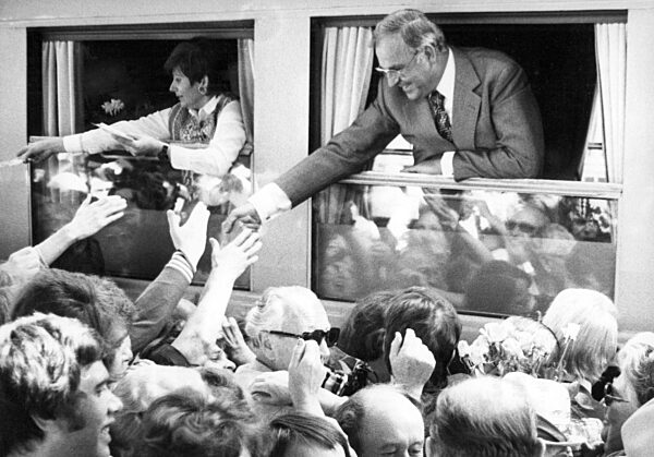 Kohl in contact with citizens, 1976