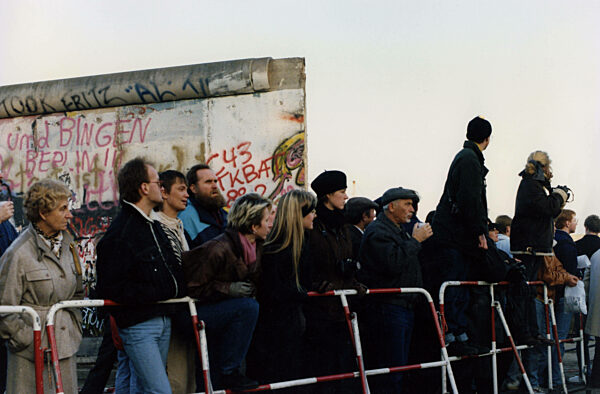 Mauer-Öffnung November 1989 Potsdamer Platz nach dem Mauerfall, 1989
