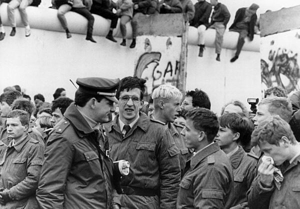 Westberliner Polizisten und DDR Grenzsoldaten, 1989