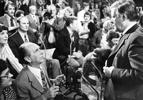 Schmidt speaks with citizens after election broadcast, 1976