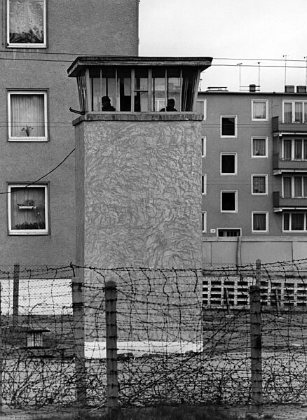 Mauer und Wachturm in Berlin-Treptow