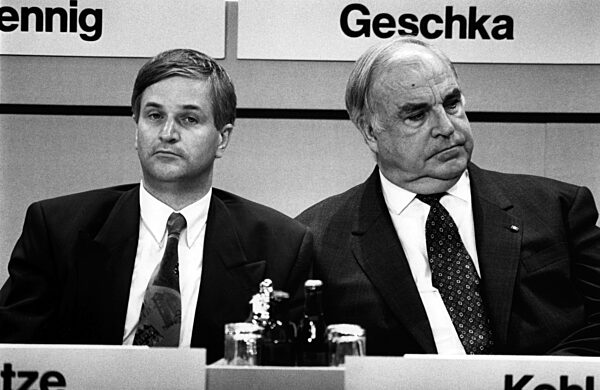 Helmut Kohl and Peter Hintze at the CDU federal party conference in Berlin, 1993