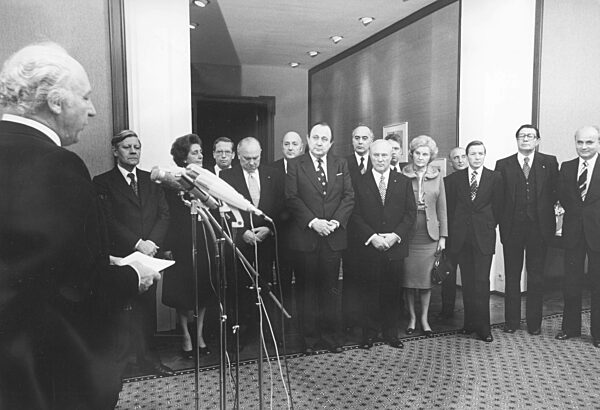 Handover of appointment certificates to ministers by Federal President Scheel, 1976