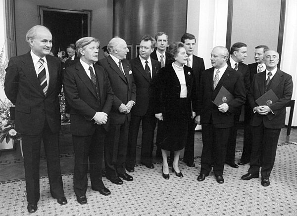 Presentation of dismissal and appointment certificates to Ministers, 1978