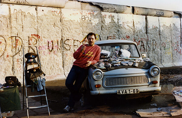 Souvenirhandel an der Berliner Mauer 1990