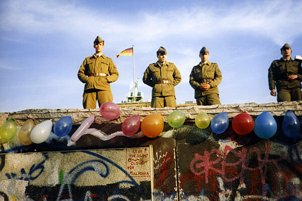 DDR Grenztruppen auf der Mauer, 1989