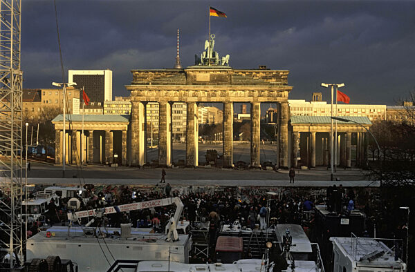Menschen und Medien vor dem Brandenburger Tor, 1989