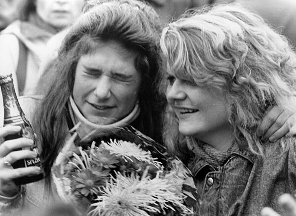 Zwei junge Frauen feiern den Mauerfall,