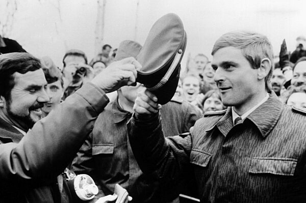 Grenzsoldaten nach dem Mauerfall, 1989