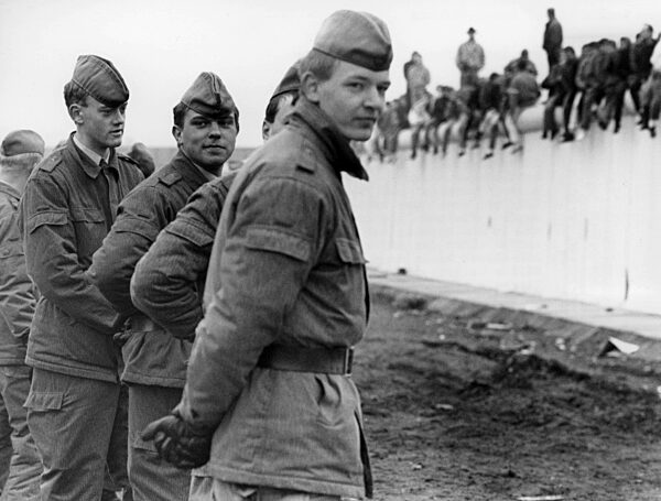 DDR-Grenzsoldaten an der Mauer, 1989