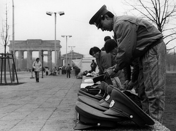 Abzug der Sowjetarmee und Souvenirverkauf am Brandenburger Tor 1991