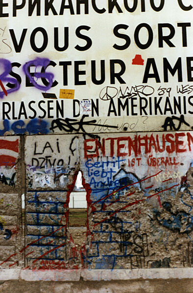 Sektorengrenzschild und Mauer mit Graffiti in Berlin, 1989