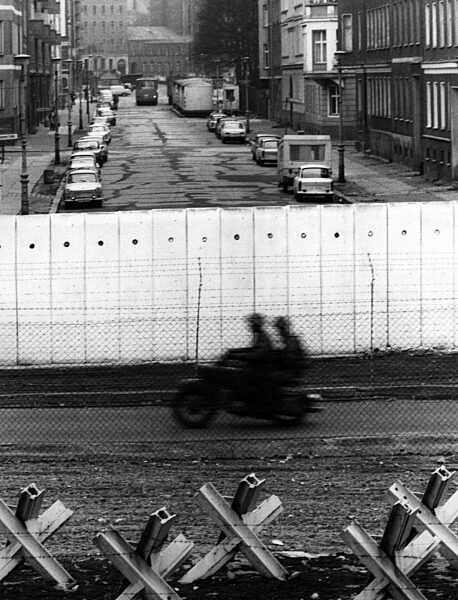 Blick auf Todesstreifen und Ost-Berlin 1980