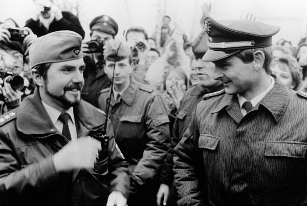 Berliner Polizisten und DDR Grenzsoldaten vereint, 1989