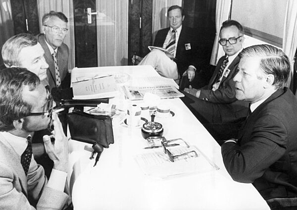 Hemut Schmidt with campaign team, 1976