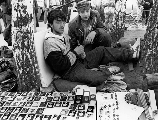 Souvenirhandel am Checkpoint Charlie 1990