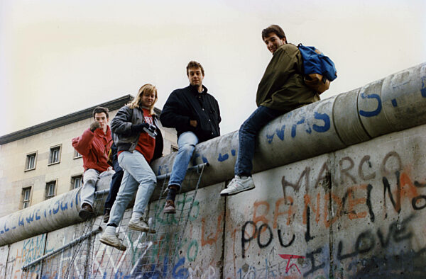 Menschen sitzen auf der Mauer, 1989