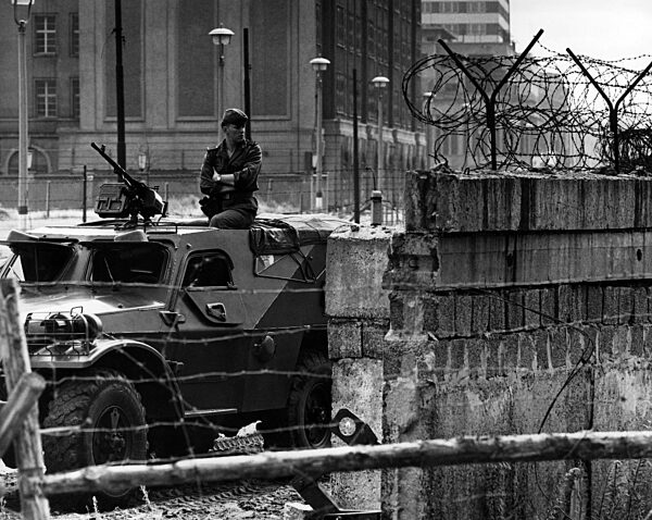 DDR-Grenzer in bewaffnetem Fahrzeug in Ost-Berlin