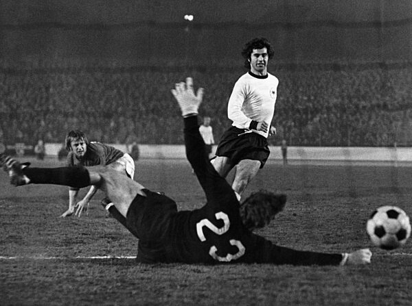 Gerd Müller schießt ein Tor gegen die Tschechoslowakei, 1973
