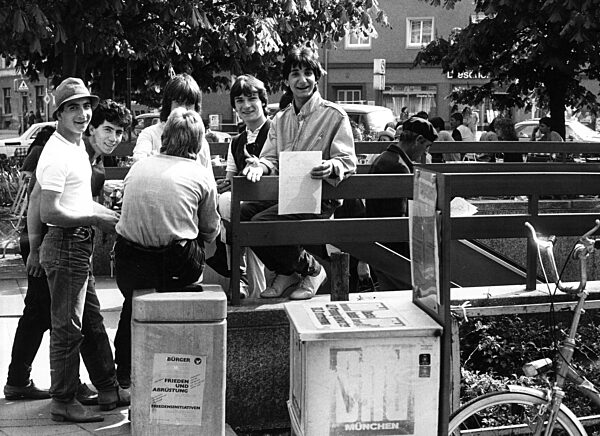Italian teens at the Rosenheimer Platz, 1986