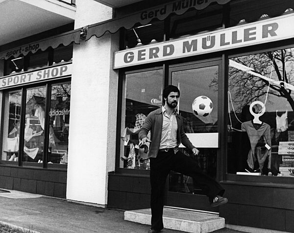 Gerd Müller vor seinem Sportartikelgeschäft in Aschau, 1970er