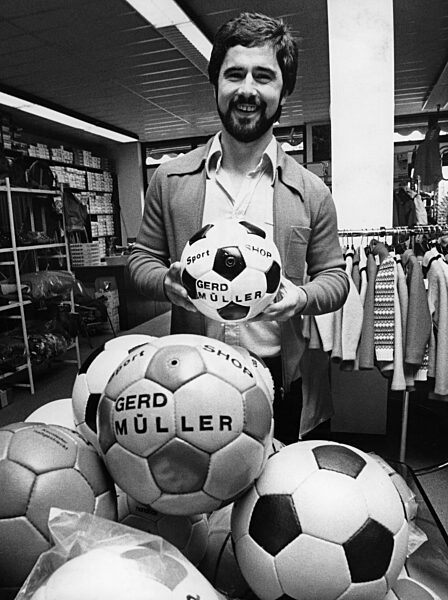 Gerd Müller in seinem Sportgeschäft, 1970er