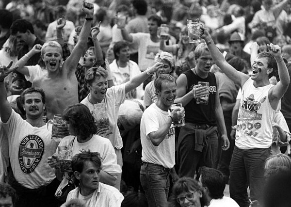 Bierzelt auf dem Oktoberfest, 1986