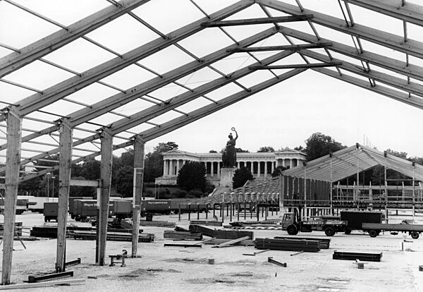 Aufbauarbeiten für das Oktoberfest, 1989