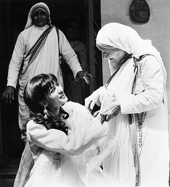 Mutter Teresa mit einer jungen Frau