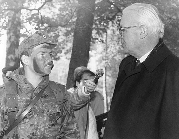 Gerhard Stoltenberg with soldiers of the Bundeswehr, 1991