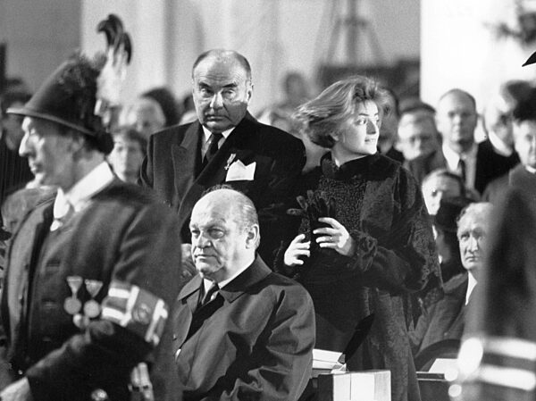 Johannes und Gloria von Thurn und Taxis bei der Trauerfeier für Franz Josef Strauß in München, 1988