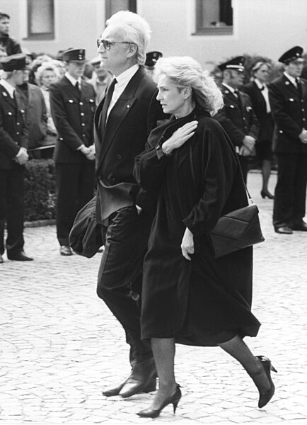 Edmund und Karin Stoiber bei der Beerdigung von Franz Josef Strauß in Rott am Inn, 1988