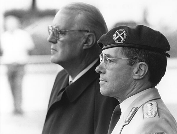 Gerhard Stoltenberg with Klaus Naumann, 1991