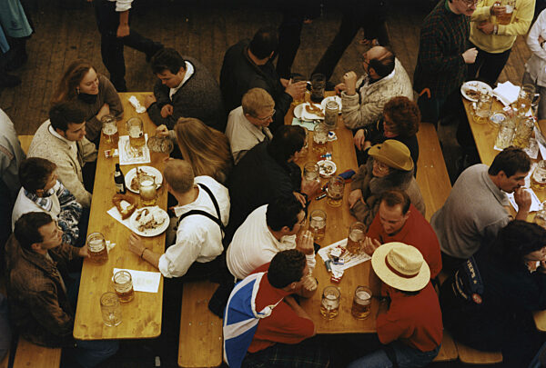 Bierzelt auf dem Oktoberfest, 1986